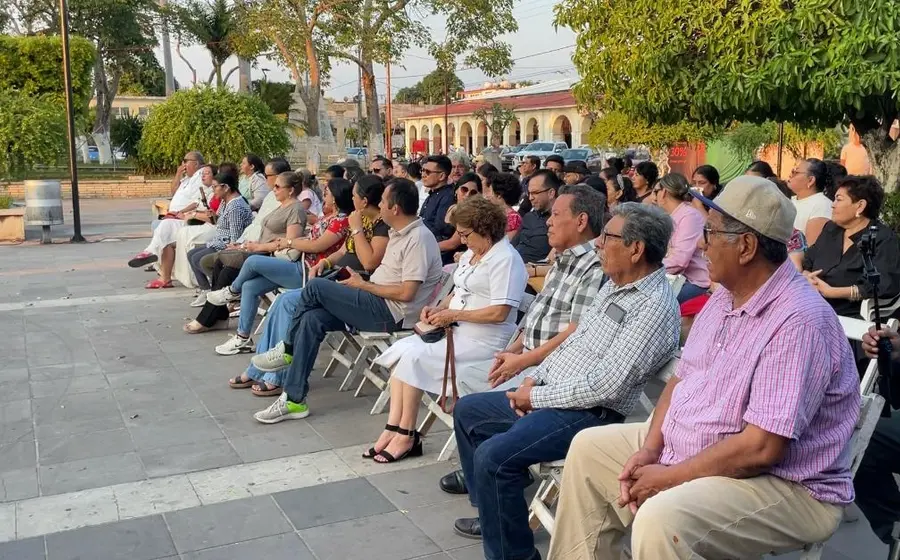 El público asistente aplaude con entusiasmo durante la presentación del cuaderno 'La flor' del autor Aurelio Toledo Matus.