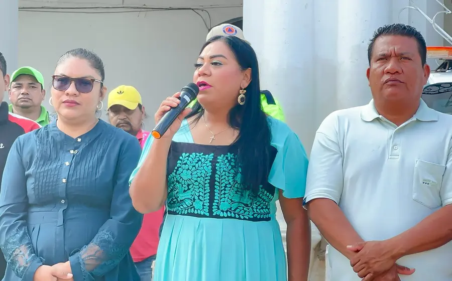 Ana Cecilia Pérez Velásquez, presidenta municipal de Tehuantepec, es vista al centro de la imagen durante el evento donde fue cuestionada por una obra.