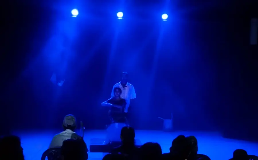 Una escena teatral durante la presentación del Primer Encuentro Nacional de Teatro El Coyul 2025, mostrando el talento artístico en el escenario.