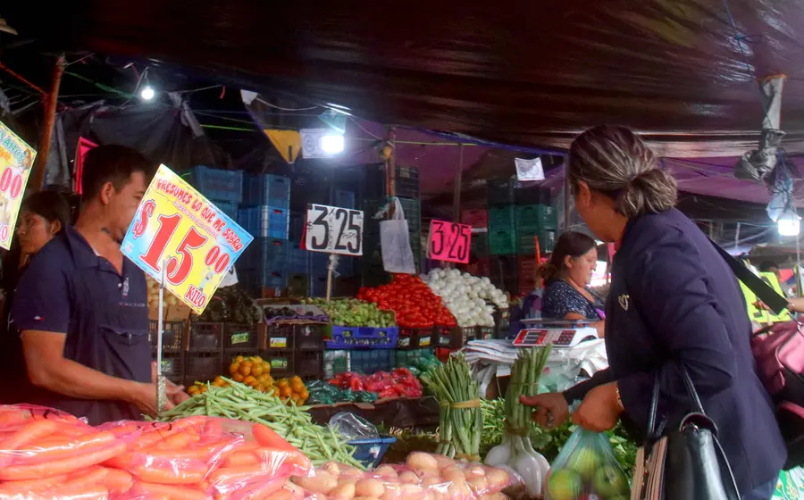 Una vista de productos en un mercado de Oaxaca que mantienen sus precios estables, ofreciendo un respiro a los consumidores frente a la inflación.