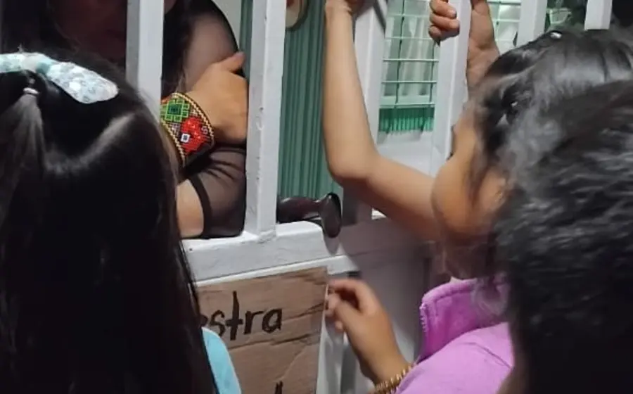 Una profesora de la Sección 22, en huelga de hambre, al momento de ser puesta a disposición de la Supervisión de la Zona Escolar 021.