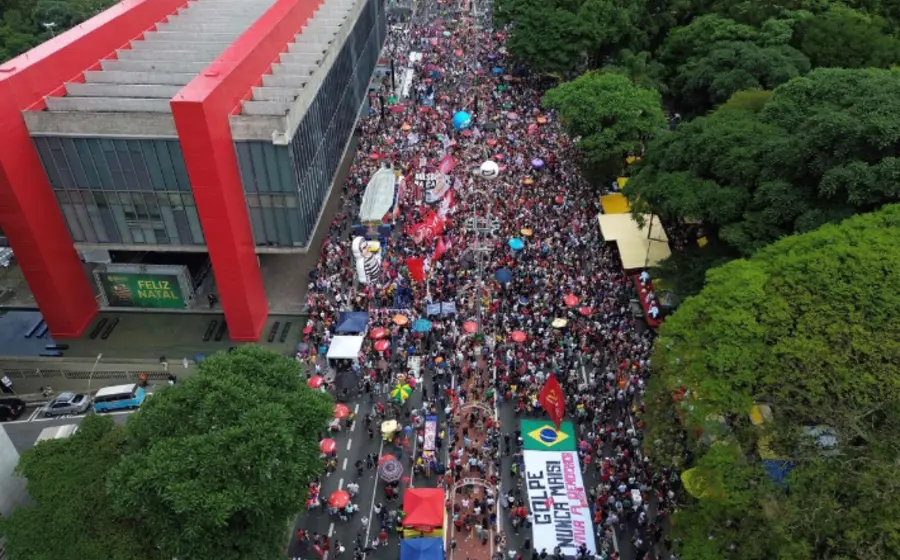 Manifestantes en Brasil levantan pancartas con la consigna 'Sin amnistía' durante una protesta contra una ley que reduciría la condena de Bolsonaro.