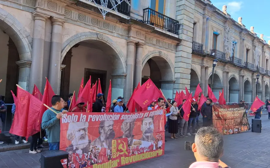 Integrantes del Frente Popular Revolucionario (FPR) protestan en Oaxaca para exigir avances en el caso del asesinato de Tomás Martínez.