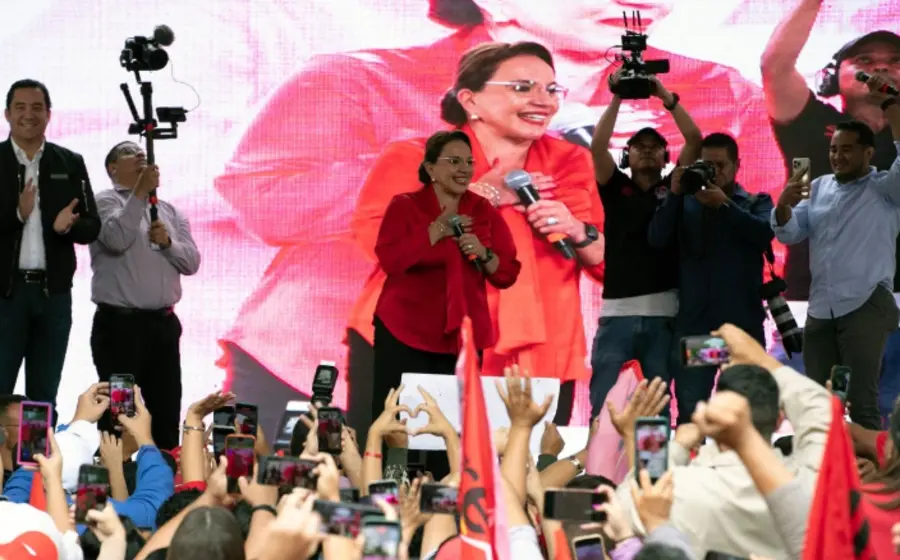 La política hondureña Xiomara Castro denuncia un presunto fraude electoral y la manipulación de actas durante una protesta en Honduras.