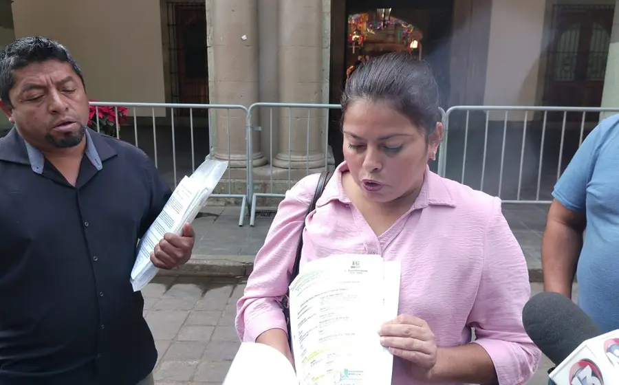 Habitantes de Santiago del Río protestan afuera del Palacio de Gobierno debido a la tensión por la renovación de sus autoridades locales.
