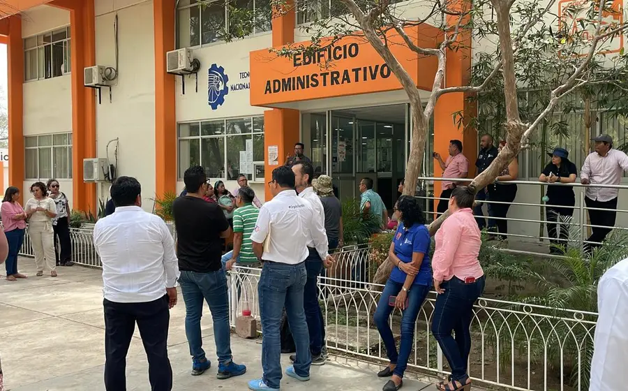 Miembros del sindicato protestan en las instalaciones del Tecnológico del Istmo durante las negociaciones para el regreso a las actividades académicas y laborales.