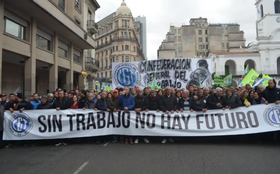 Una masiva movilización de sindicatos colapsa el centro de Buenos Aires en protesta contra la reforma laboral del presidente Javier Milei.