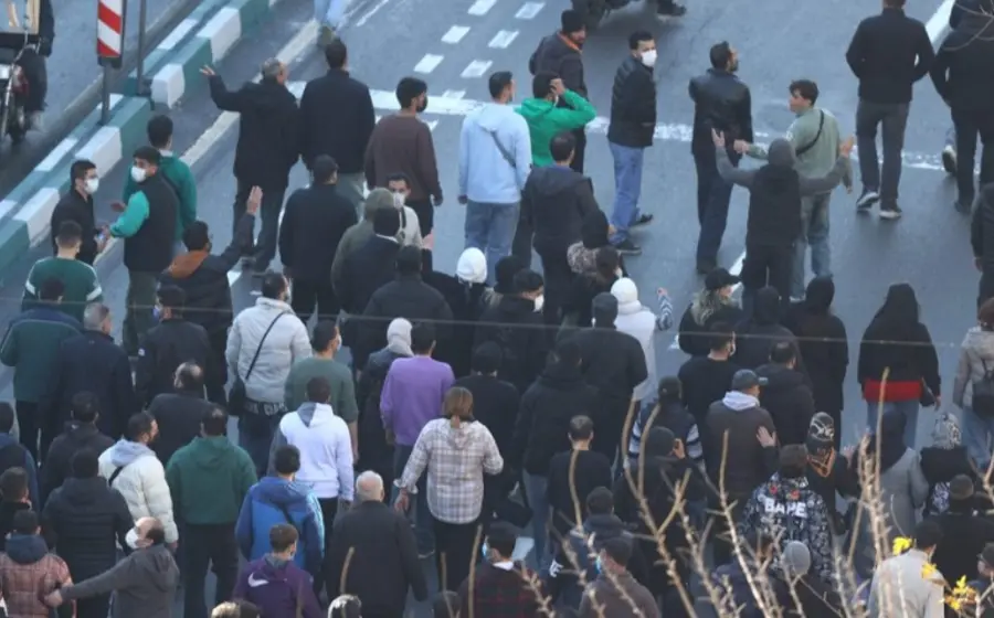 Manifestantes iraníes llenan las calles de Teherán para protestar contra la crisis económica y la hiperinflación que afecta al país.