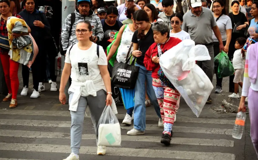Una gráfica conceptual que ilustra la proyección de crecimiento de la economía mexicana para los próximos diez años según estimaciones de analistas.