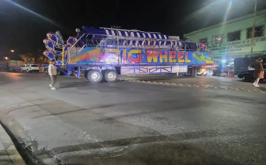 Puestos comerciales y juegos mecánicos son instalados en una calle del centro de la ciudad, cerrada por los festejos de la Virgen de la Soledad.