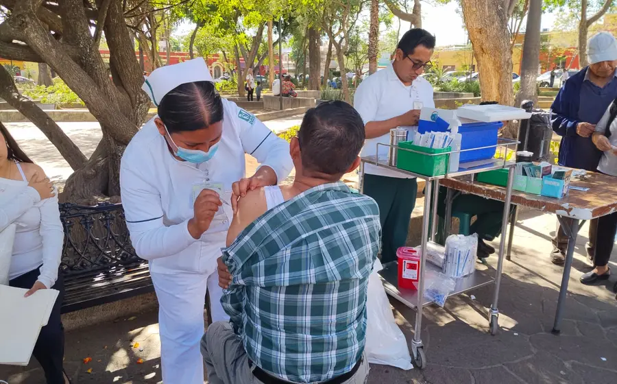Personal de salud del IMSS en Oaxaca aplica vacunas del esquema básico en un puesto instalado dentro de una Unidad de Medicina Familiar.