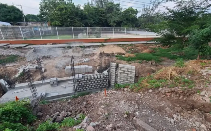 La nueva rampa de una escuela secundaria, construida para mejorar la movilidad y agilizar la entrada y salida de los estudiantes.
