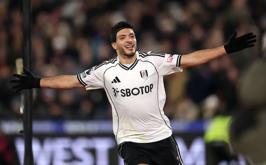 El delantero mexicano Raúl Jiménez celebra un gol para el Fulham, con el que le dio al equipo su última victoria del año 2023.