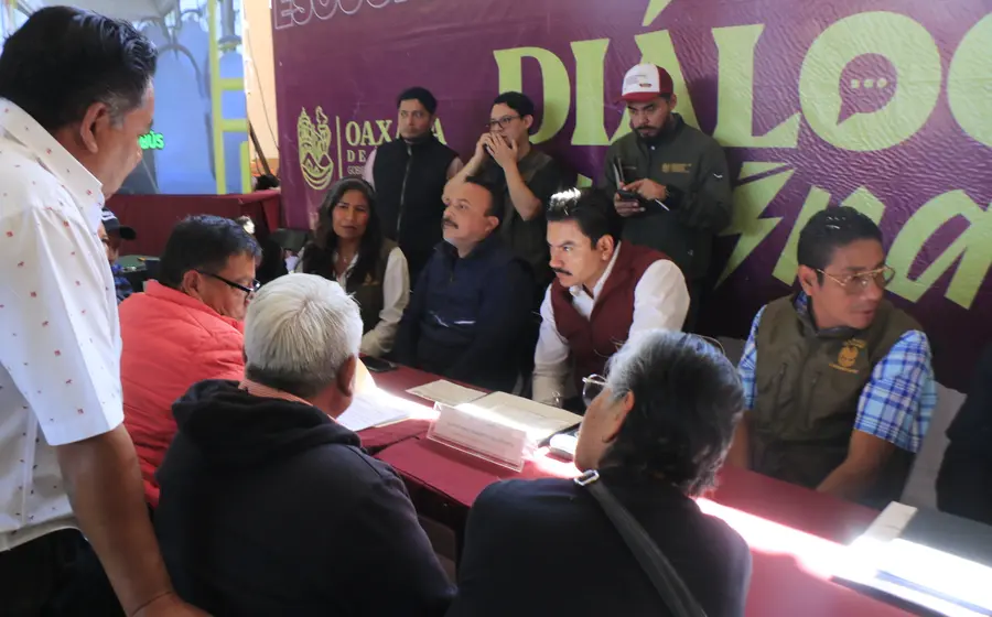 Ray Chagoya conversa con vecinos de la colonia Infonavit durante el programa Diálogo Vecinal, escuchando sus peticiones y reforzando la cercanía.