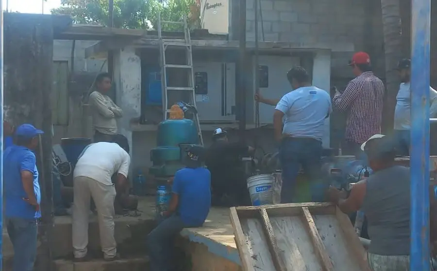 Agua potable fluyendo nuevamente en un hogar de Tehuantepec, como resultado de la presión ciudadana que logró reactivar el suministro tras un mes.