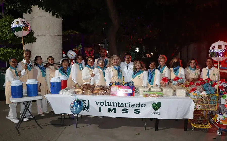 Integrantes del Voluntariado del IMSS Oaxaca reciben un reconocimiento por su valiosa labor altruista en la promoción de la atención con calidez humana.