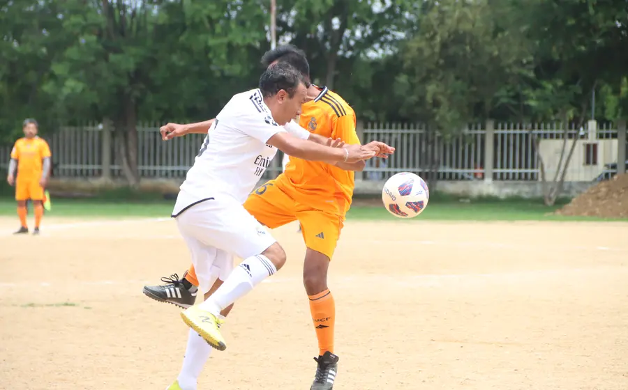 Acción en el campo de juego durante un partido que marca el regreso de la esperada Liga Premier de futbol de veteranos.