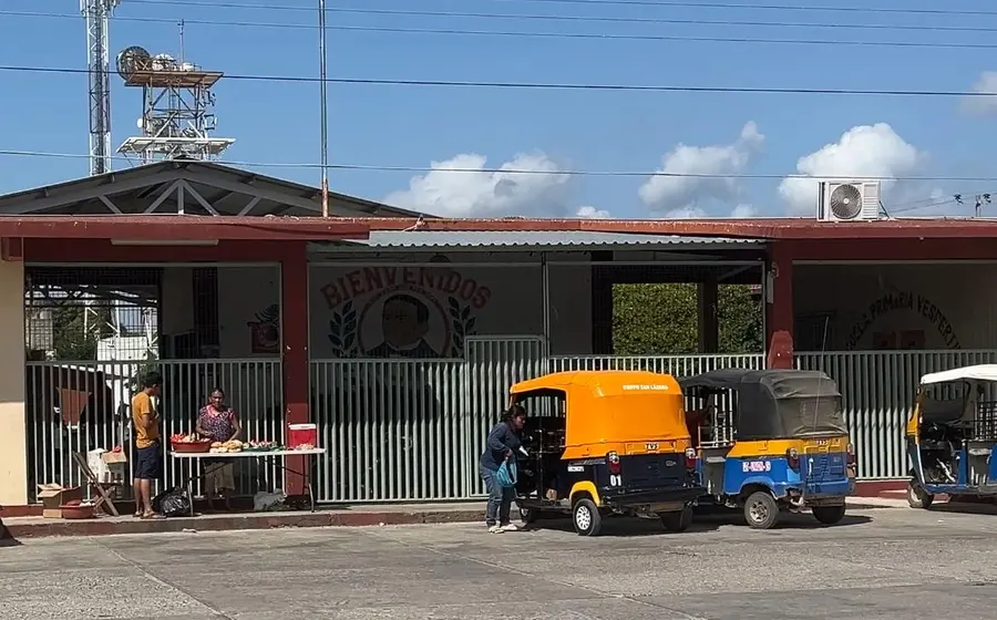 Vehículos del transporte público de Unión Hidalgo durante el proceso de regularización que busca cumplir con las nuevas disposiciones antes del 2026.