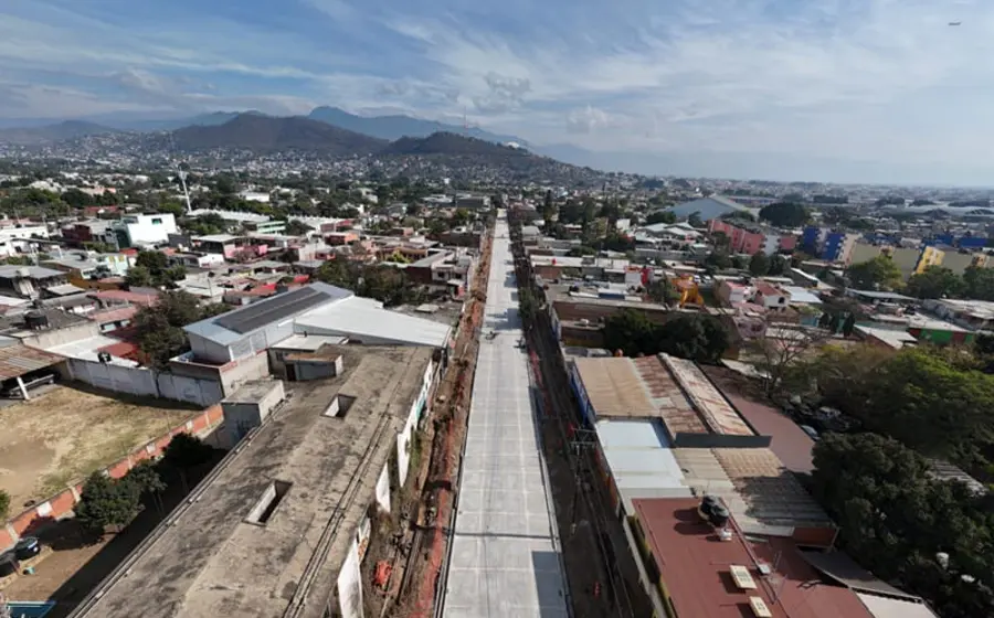 Trabajos de rehabilitación en la calzada Valerio Trujano, donde se realiza la reconstrucción de un tramo de 840 metros lineales de la vialidad.