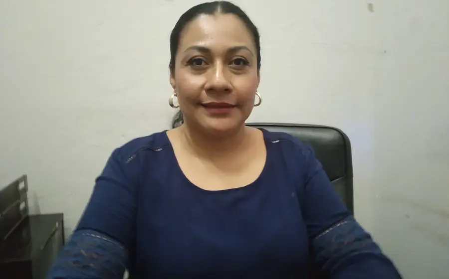 Remedios Molina Cisneros, regidora de Desarrollo Económico de Tehuantepec, durante el inicio del proceso de apertura de las Tiendas del Bienestar.