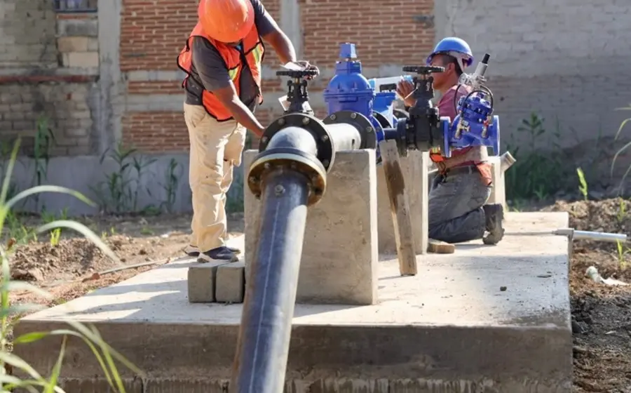Trabajadores realizan la reparación de un pozo de agua cuya falla dejó sin servicio a más de 15 colonias en la ciudad capital.