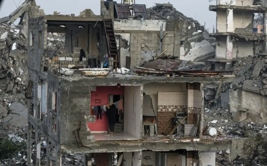 Rescatistas trabajan entre los escombros de edificios destruidos en Gaza para recuperar los cuerpos de las víctimas en medio de la crisis humanitaria.