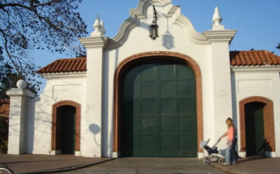 Vista exterior de la Residencia Presidencial de Olivos, hogar del presidente Javier Milei, donde un oficial del ejército fue hallado sin vida.