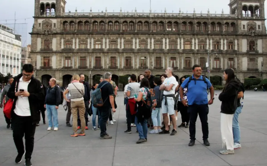 Un restaurante concurrido representando la aportación económica del turismo en México, sector donde los restaurantes y bares tienen la mayor contribución según INEGI.
