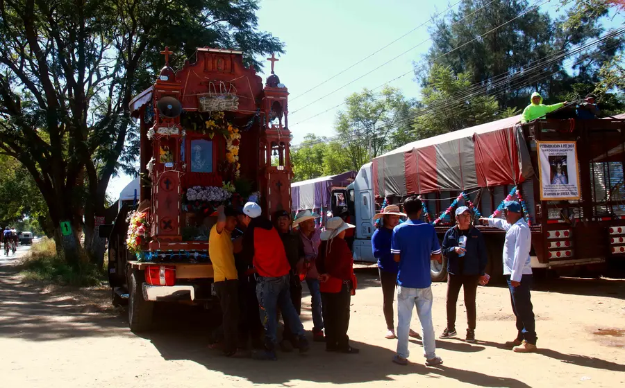 Un grupo de peregrinos realiza su paso por la carretera durante su viaje de regreso, siendo acompañados para garantizar un retorno seguro.