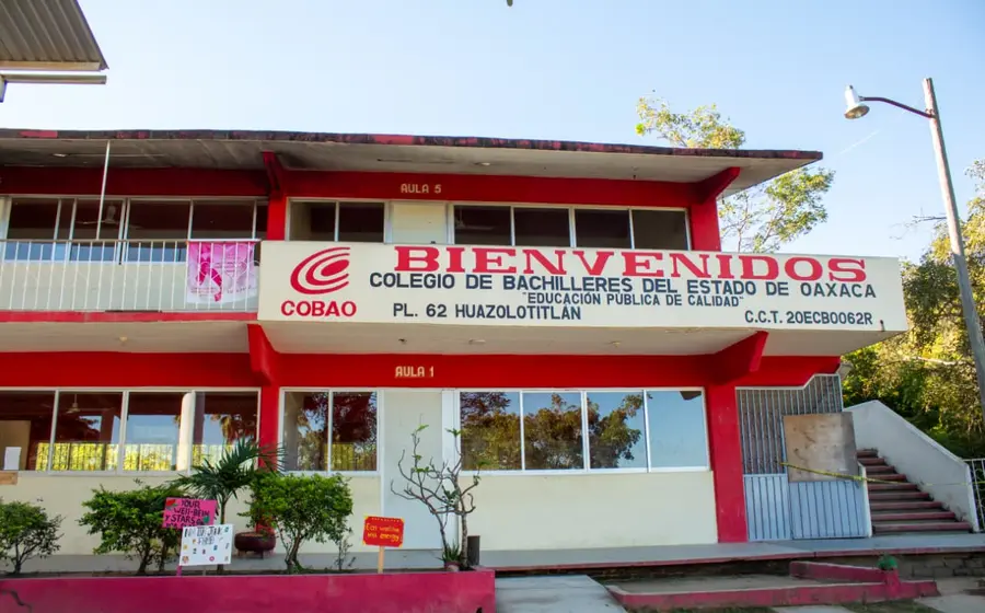 Oficinas del COBAO donde se informa sobre el retraso en el pago de prestaciones a sus trabajadores por una presunta falta de recursos.