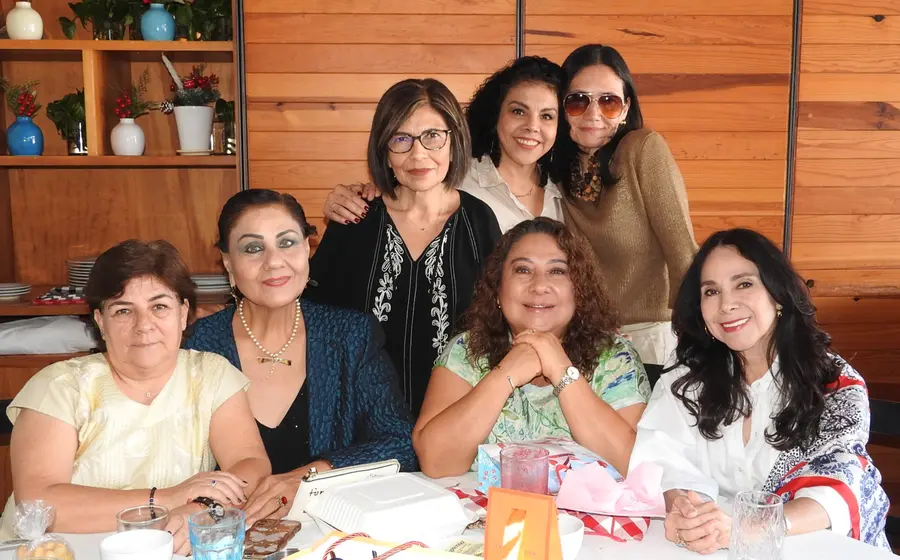 Dora Luz Jiménez Cruz, Adriana Pérez Escobedo, Sandra Rivera Bennetts, Alicia Carreño Aquino, Graciela López Aguilar, Celina Bautista Méndez y Lupita Quintana Canción, reunidas en una amena charla mientras disfrutan de un café.
