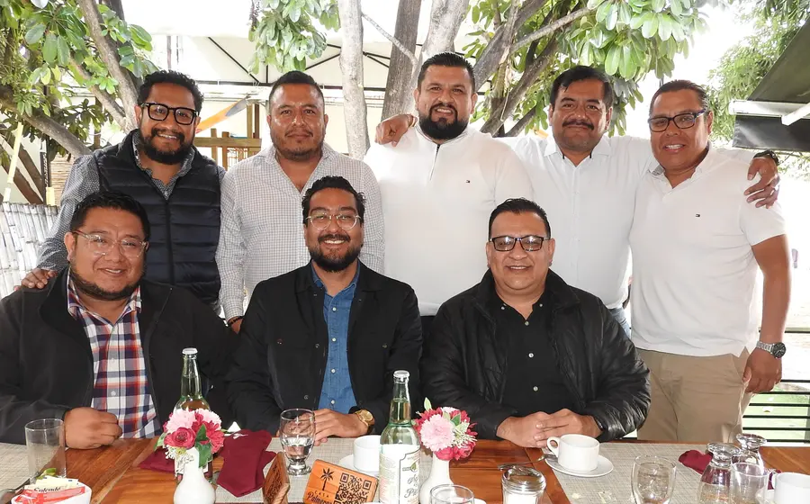 Manuel Alarzón, Eusebio Velásquez, José Antonio Carballo y amigos, posan para una foto mientras disfrutan de un café en una reunión social.