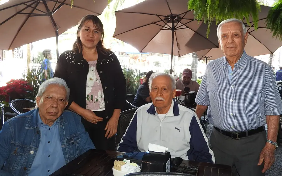 Rolando Castillejos, Yudi López, Fernando Garrido y Gustavo Zárate posan juntos durante un evento social, compartiendo un momento especial entre amigos.