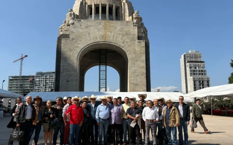 Miembros del Frente Nacional para el Rescate del Campo Mexicano y la Antac durante su próxima reunión en la sede de la Sader.