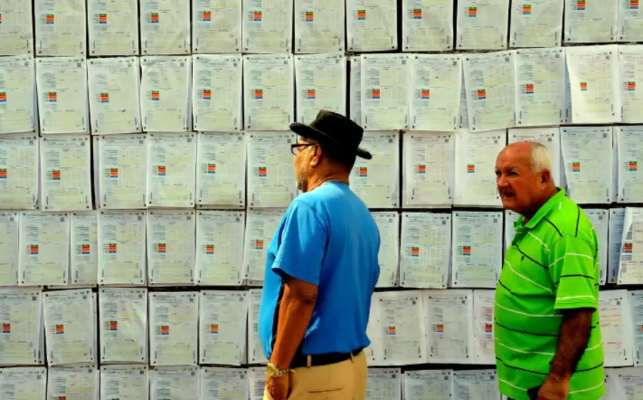 Representantes de partidos políticos revisan unas 2,800 actas electorales con inconsistencias, como parte del escrutinio especial del CNE.