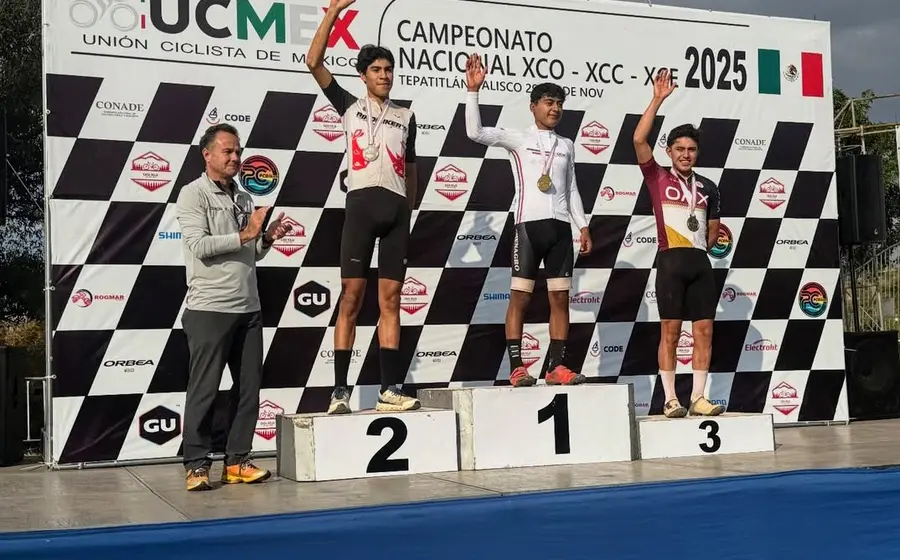 El ciclista oaxaqueño Ricardo Santiago en el primer lugar del podio, junto a Ian Hernández, durante el Campeonato Nacional de Ciclismo de Montaña 2025.