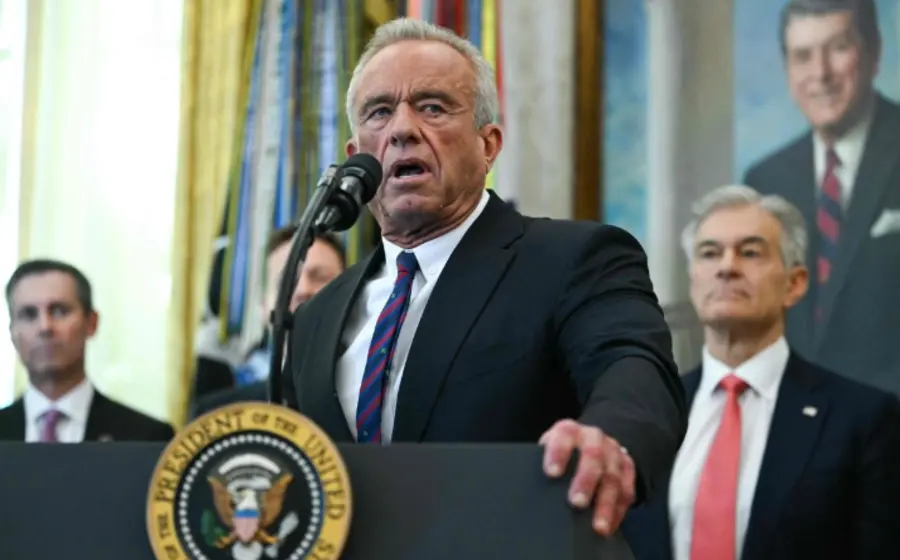 Robert Kennedy Jr., identificado como secretario de Salud de EU, en una fotografía relacionada con la prohibición de la atención de afirmación de género.