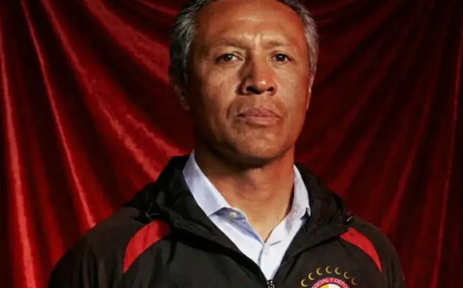 El director técnico Roberto Hernández, quien fue contratado para dirigir a Xelajú, posa para una fotografía al iniciar esta nueva etapa profesional.