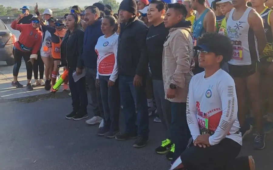 Momento de la salida de la carrera atlética en Rojas de Cuauhtémoc, competencia en la que triunfaron Antelmo y Ana Carina.