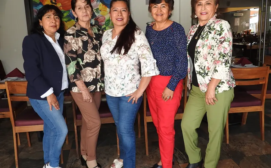 Sandy, Lidia, Lety, Yolis y Rome posan sonrientes para la cámara durante una reunión, compartiendo un momento feliz entre amigas.