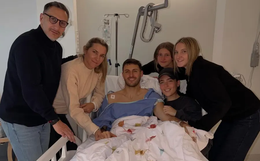 El futbolista Santiago Giménez, quien fue sometido a una exitosa cirugía de tobillo para corregir una lesión que lo aquejaba.