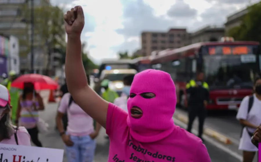 Imagen que representa la protección de los derechos de las trabajadoras sexuales, tras el fallo de la SCJN que frena los cobros discriminatorios en la capital.