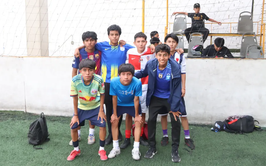Jugadores de la selección de Colombia celebran en la cancha después de haber conseguido la victoria al llevarse dos valiosos puntos del partido.