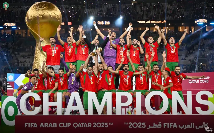 La selección de fútbol de Marruecos celebra su victoria tras coronarse como los campeones de la Copa Árabe en la final del torneo.