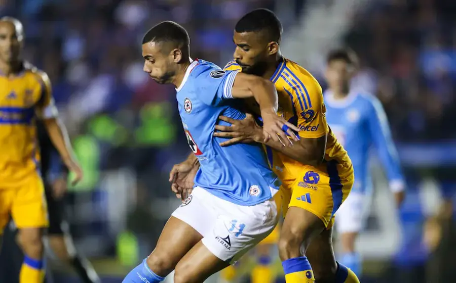 Acción del partido de semifinal de vuelta donde el equipo de Tigres se enfrenta a Cruz Azul buscando aprovechar su condición de local.