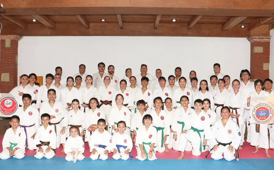 Foto grupal de los atletas y entrenadores participantes en el seminario nacional de karate, afinando técnicas para la próxima Olimpiada Nacional.