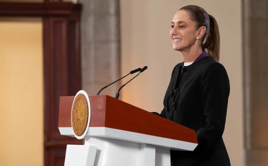 Claudia Sheinbaum durante la ceremonia de entrega de 270 nuevas plazas a trabajadores del IMSS para reforzar áreas de pediatría y cirugía.