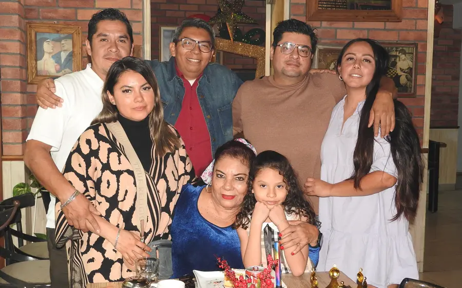 Silvia Terán Morán celebra su cumpleaños en Oaxaca, rodeada por el cariño de su familia, incluyendo a sus hijos Ezequiel, Shantal y Carlos.