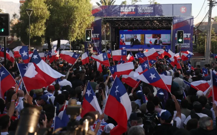 Simpatizantes de José Antonio Kast celebran con gran entusiasmo su victoria en las elecciones presidenciales, reunidos en un acto público.
