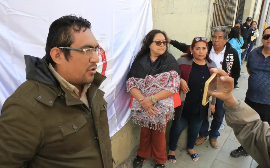 Miembros del Sindicato de Salud SIFEDS protestan en el Palacio de Gobierno para exigir el cumplimiento de sus pagos y respeto a sus derechos laborales.